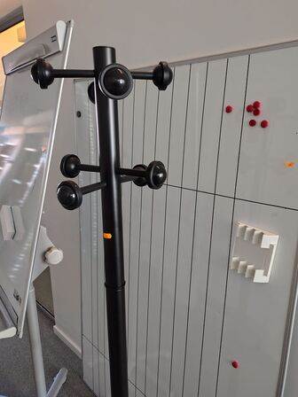 To whiteboards samt en stumtjener