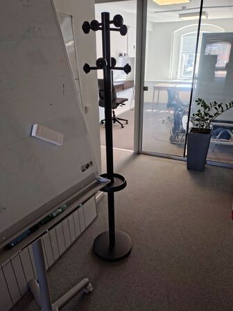 To whiteboards samt en stumtjener