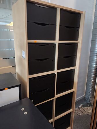 Reol med skuffermoduler 