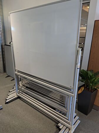 Fire whiteboards på stativ
