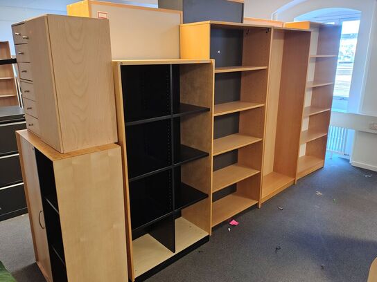 Ti assorterede reoler/skabe