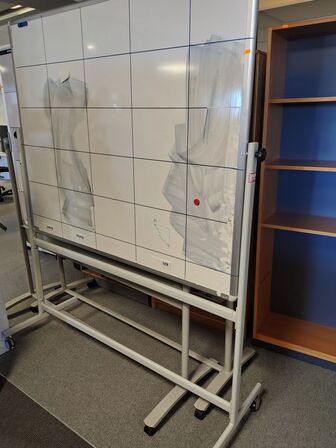 Tre whiteboards på stativ 