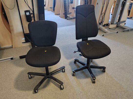 To kontorstole, assorterede