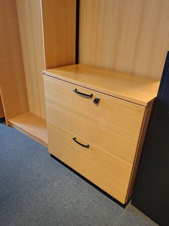 Tre reoler samt et skab, assorterede