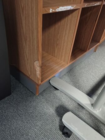 Reol med skade på siden 