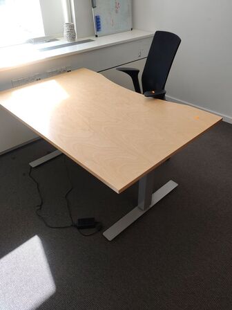 Hæve/sænkebord med HÅG stol