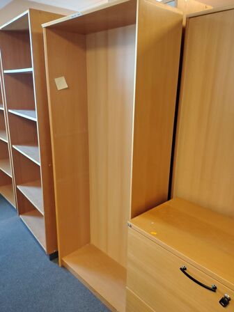 Tre reoler samt et skab, assorterede