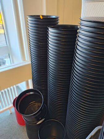 Stort parti affaldsspande og en elefantfod