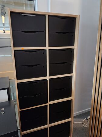 Reol med skuffermoduler 