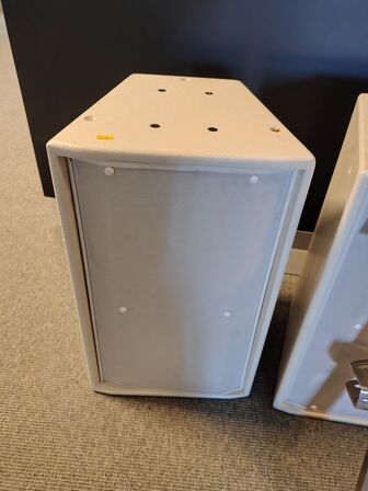 Tre højtalere med vægbeslag 