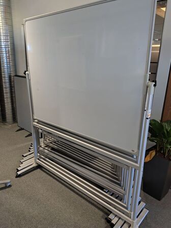 To whiteboards på stativ