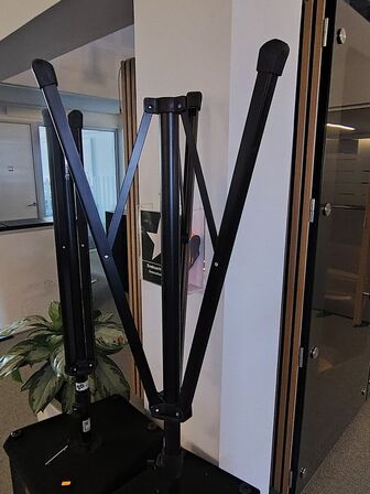 To højtalere med gulvstativ   