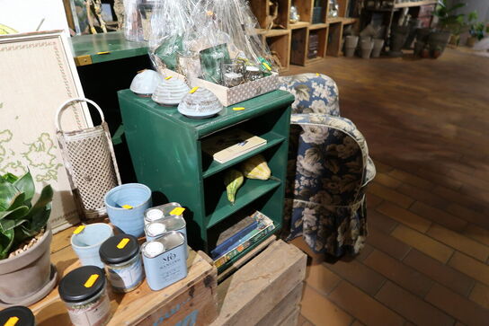 Div. Trækasser og butiksinventar uden indhold