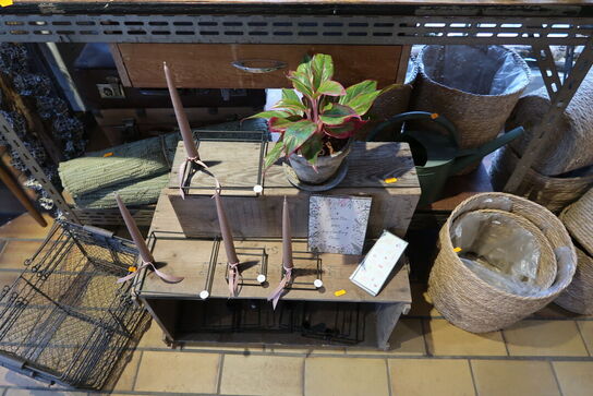 Metalkurve samt trækasser med stearinlys