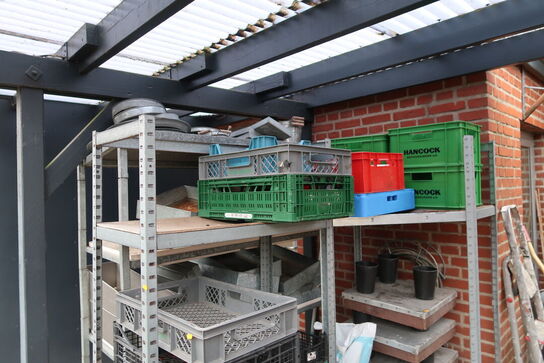 Lagerreoler med indhold, trappestige, trillebør m.m.