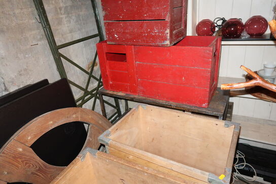 Div. Butiksinventar, trækasse, reoler, borde m.m.