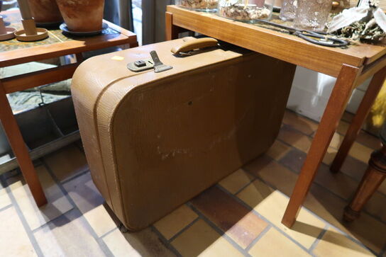 3 stk. borde, kuffert uden indhold