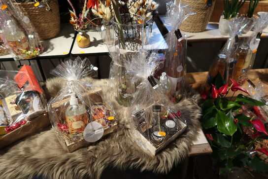 3 stk. gavekurve samt plante i vase