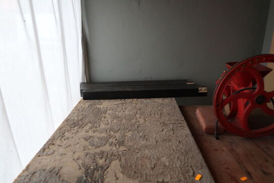 2 stk. borde med indhold