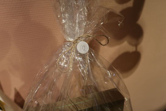 2 stk. gavekurve samt div. Chokolade