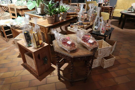 Div. Trækasser, borde, filebænk uden indhold