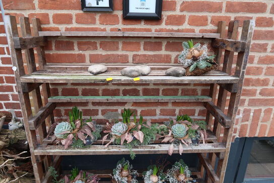 Reol med div. Dekorationer