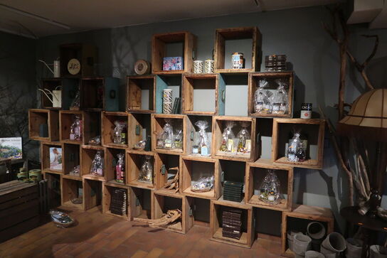 Reolsystem af trækasser uden indhold