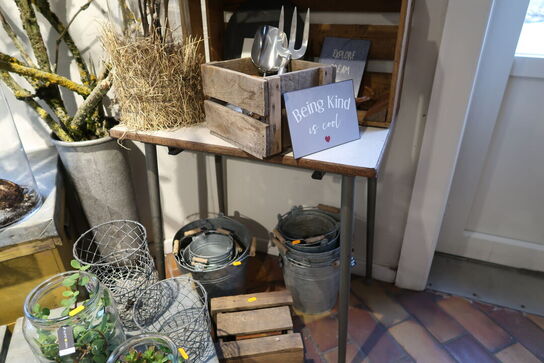 Div. Metalspande, haveredskaber, bord, trækasser m.m.