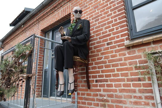 Mannequin på stol m.m.