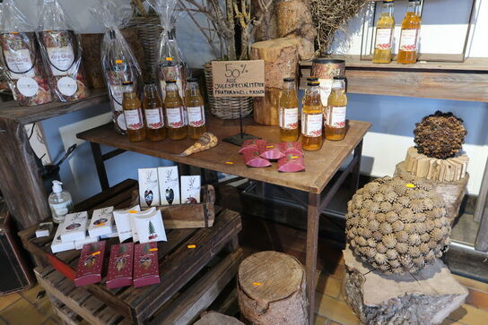 Div. Borde, butiksinventar, trækasser uden indhold