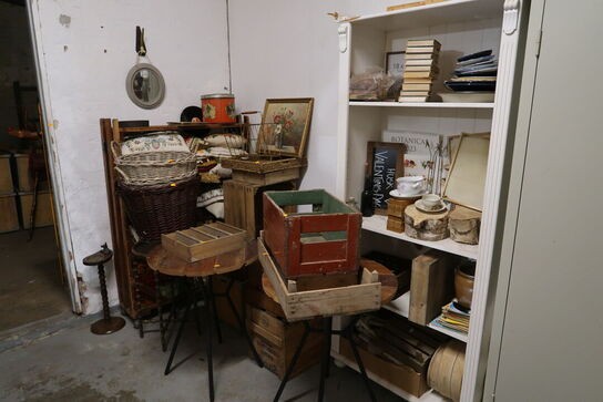 Div. Butiksinventar, puder, reoler, borde, trækasser m.m.