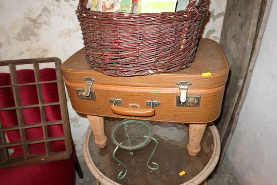 Bord, kuffert, kurv med indhold