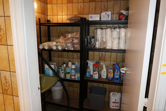 2 stk. reoler med div. Rengøringsartikler, engangsservice, støvsuger