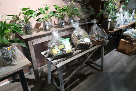 Bord, trækasse samt 2 stk. værktøjskufferter, metalkuffert, stol, bord uden indhold