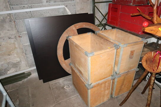 Div. Butiksinventar, trækasse, reoler, borde m.m.