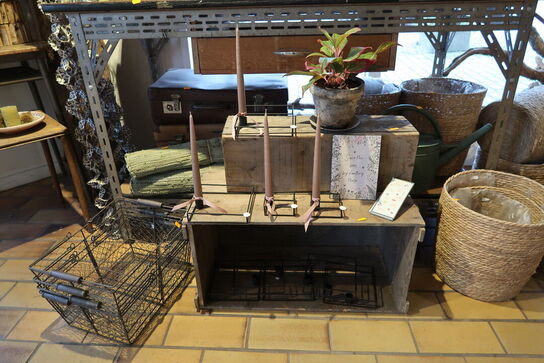 Metalkurve samt trækasser med stearinlys