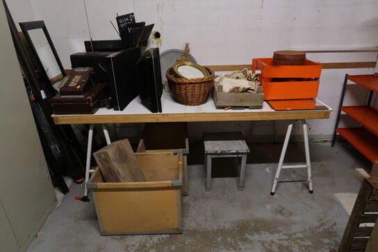 Div. Butiksinventar, puder, reoler, borde, trækasser m.m.