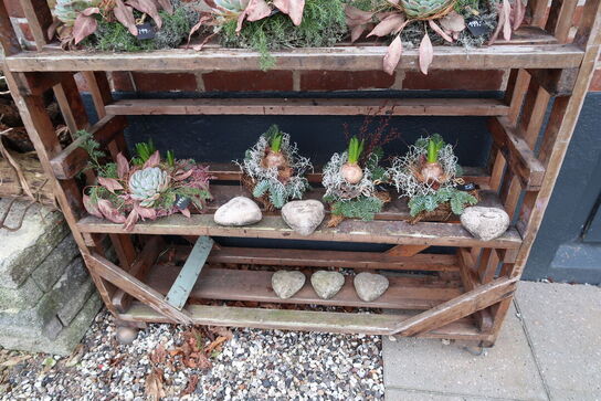 Reol med div. Dekorationer