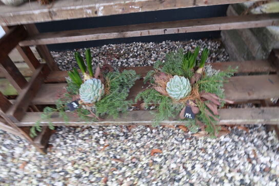 Reol med div. Dekorationer