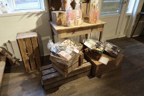 Div. Trækasser, bord uden indhold