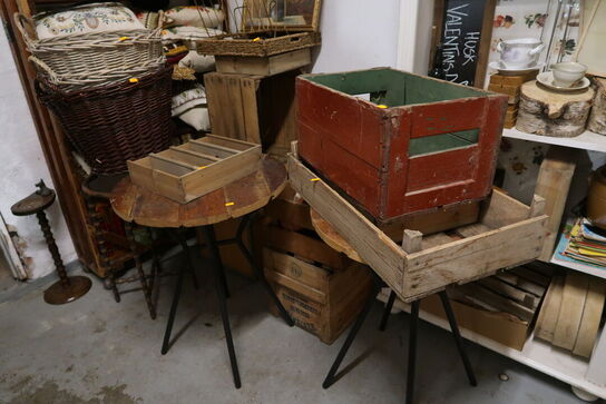 Div. Butiksinventar, puder, reoler, borde, trækasser m.m.