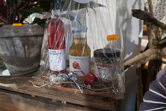 Gavekurv samt plante i krukke