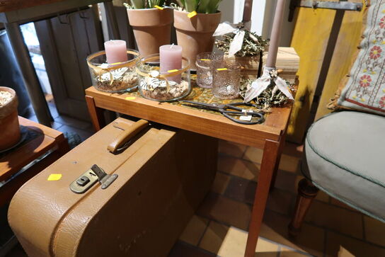 3 stk. borde, kuffert uden indhold