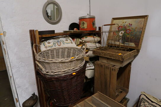 Div. Butiksinventar, puder, reoler, borde, trækasser m.m.