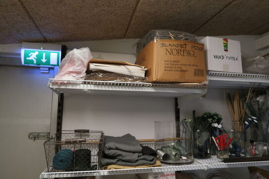 Div. Pakkematerialer, pyntegestande, dele til dekorationer m.m.