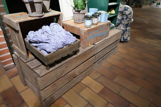 Div. Trækasser og butiksinventar uden indhold