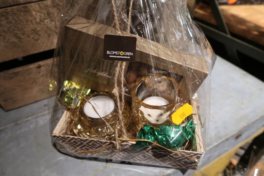 Gavekurv samt div. Fjer