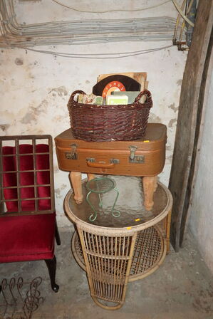 Bord, kuffert, kurv med indhold