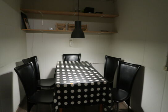 Bord med 6 stk. stole samt div. Køkkenservice