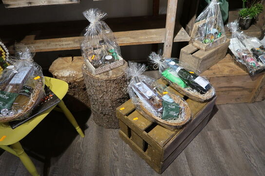 Bord, trækasser, træstubbe uden indhold